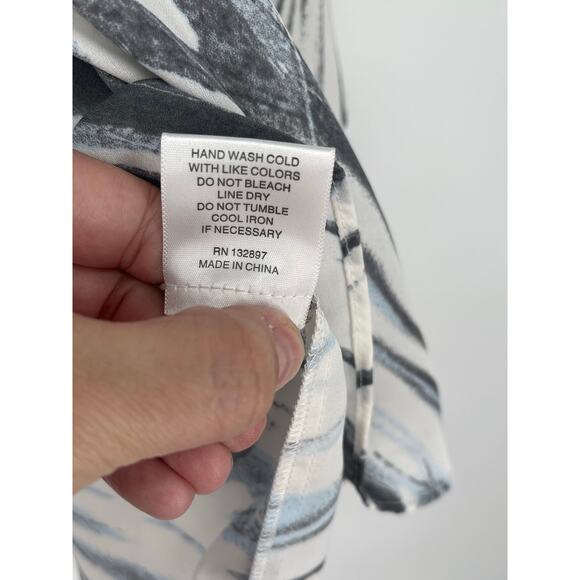 Rose and Olive‎ White Gray Blue Abstract Top Size 1X Flowy Coastal Cool - Picture 5 of 6